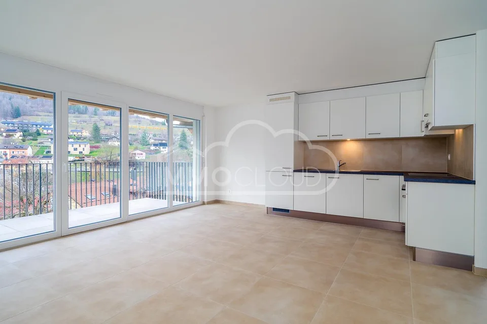 Spazio e luce per questo appartamento a due piani!