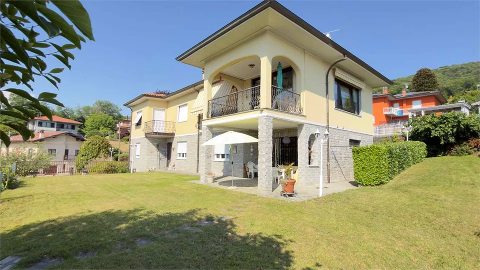 Curata villa con due unità abitative indipendenti, piscina e splendida