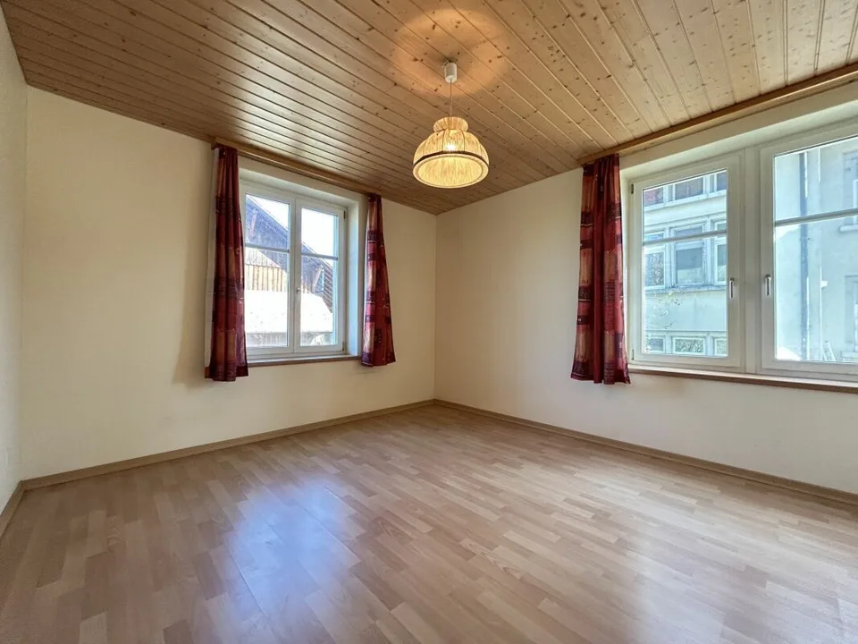 Zweifamilienhaus mit Scheune und Umschwung
