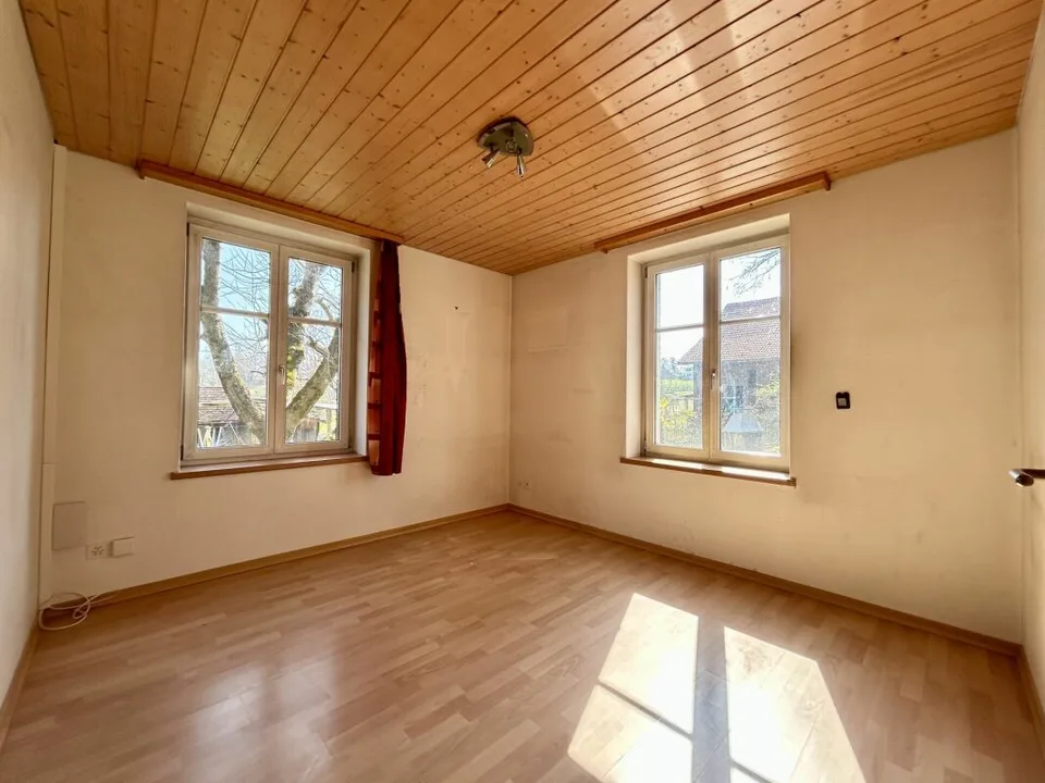 Zweifamilienhaus mit Scheune und Umschwung