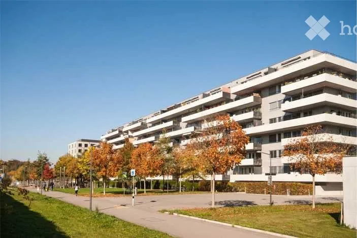 Moderne, lichtdurchflutete 4.5 Zimmer Whng in zentraler Lage