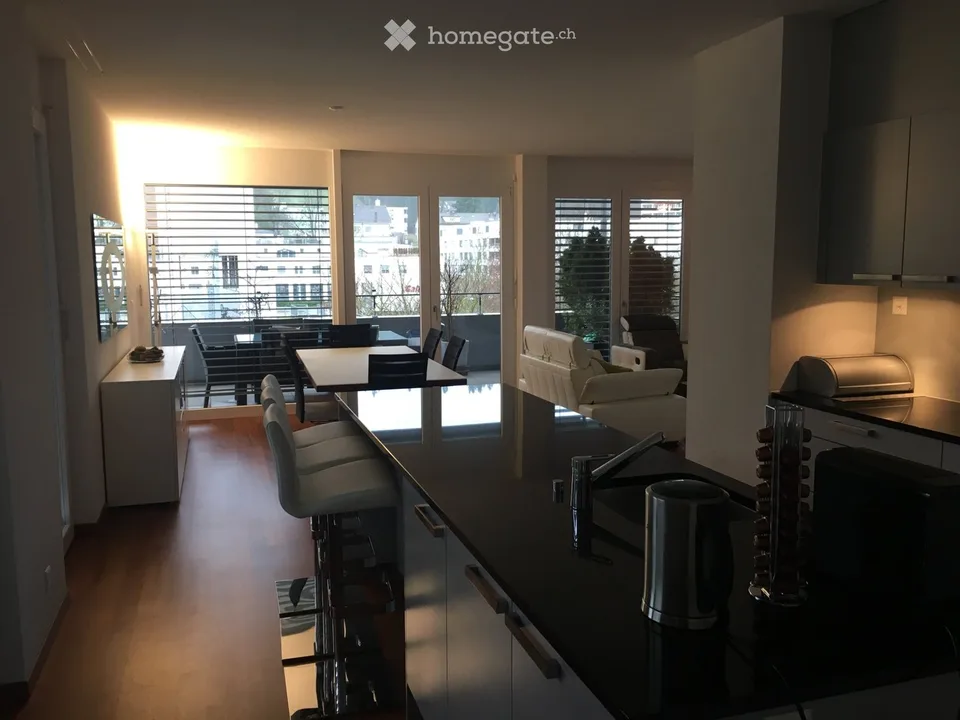 Moderne, lichtdurchflutete 4.5 Zimmer Whng in zentraler Lage