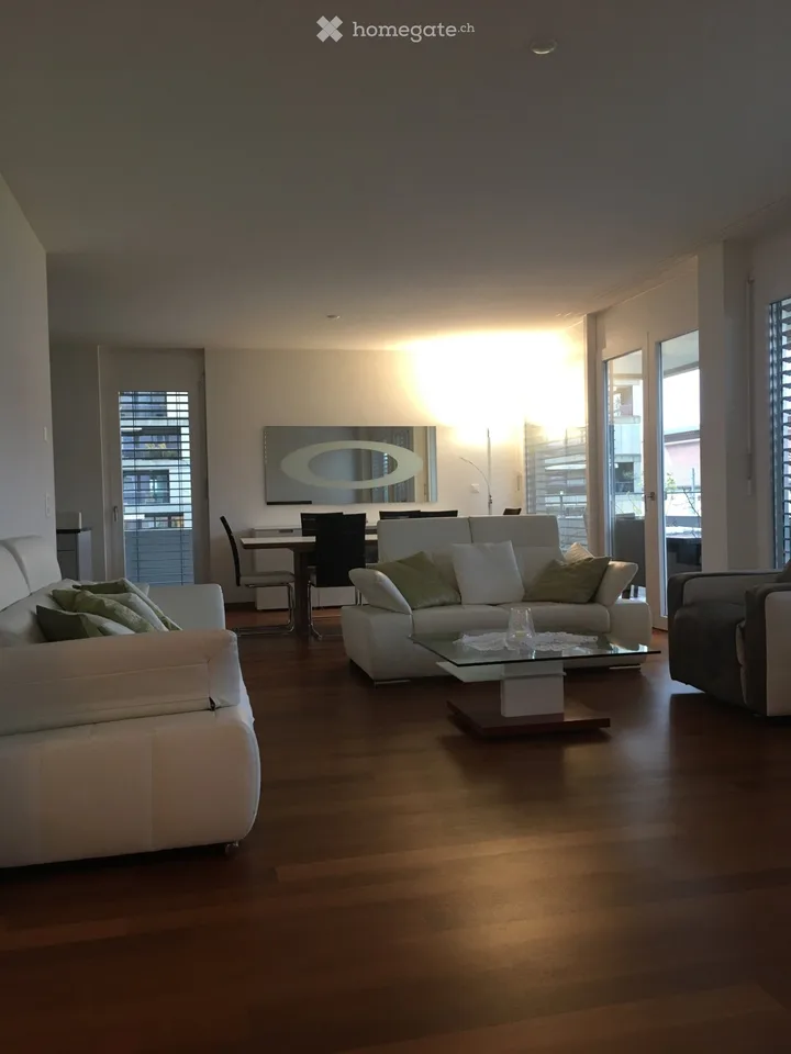 Moderne, lichtdurchflutete 4.5 Zimmer Whng in zentraler Lage
