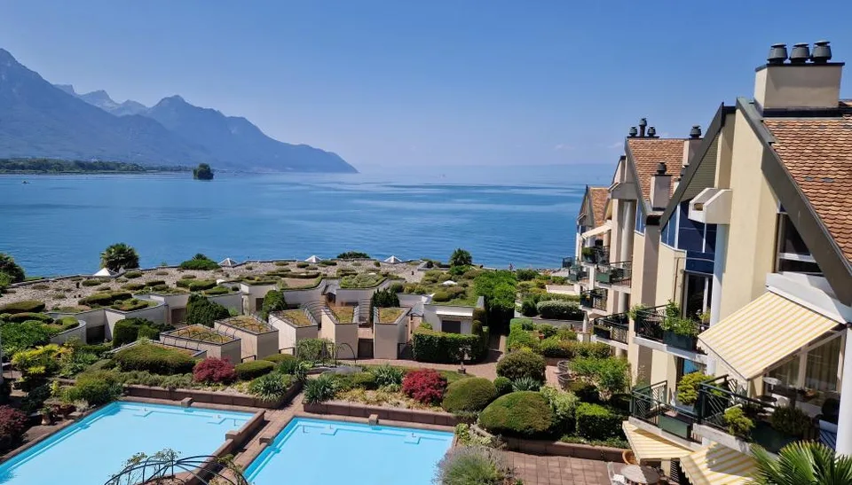 UNIQUE A VILLENEUVE - ATTIQUE PIEDS DANS L'EAU