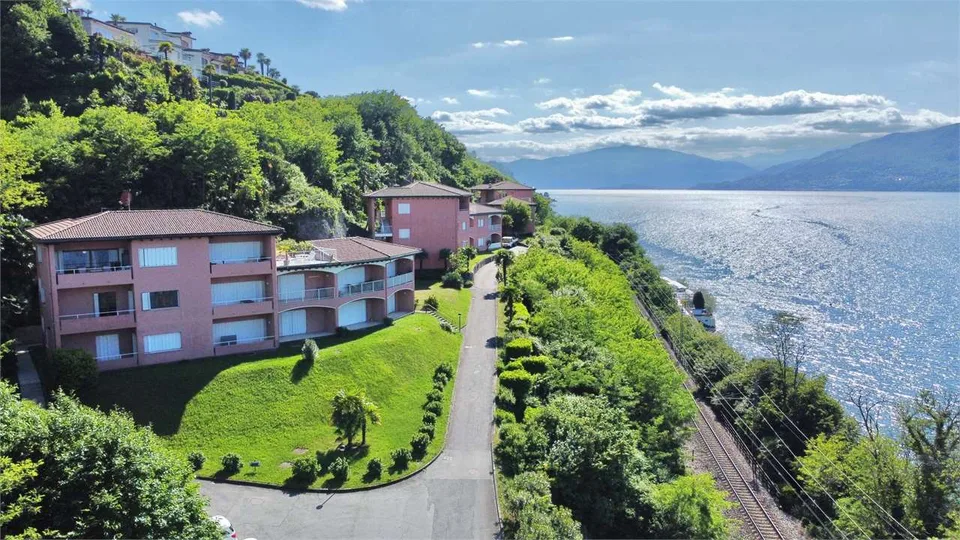 Curata attico con splendida vista lago a pochi passi dalla spiaggia