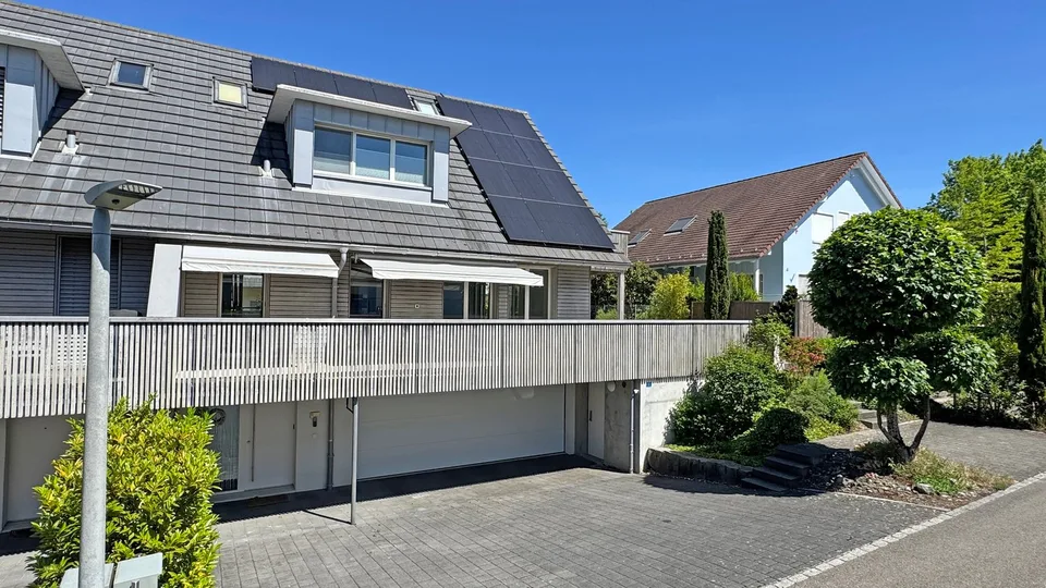 Casa in legno climatica moderna 6½ locali, con impianto PV, garage doppio e giardino soleggiato