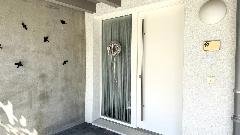 Casa in legno climatica moderna 6½ locali, con impianto PV, garage doppio e giardino soleggiato