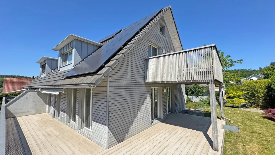 Casa in legno climatica moderna 6½ locali, con impianto PV, garage doppio e giardino soleggiato
