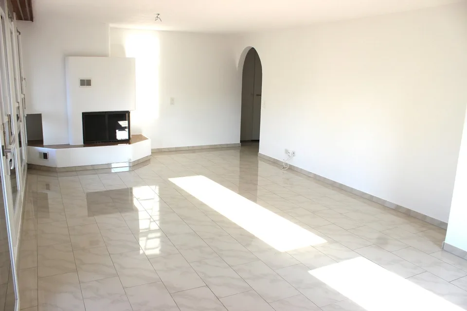 Very attractive and newly renovated 4.5-room apartment with balcony including PP AEH