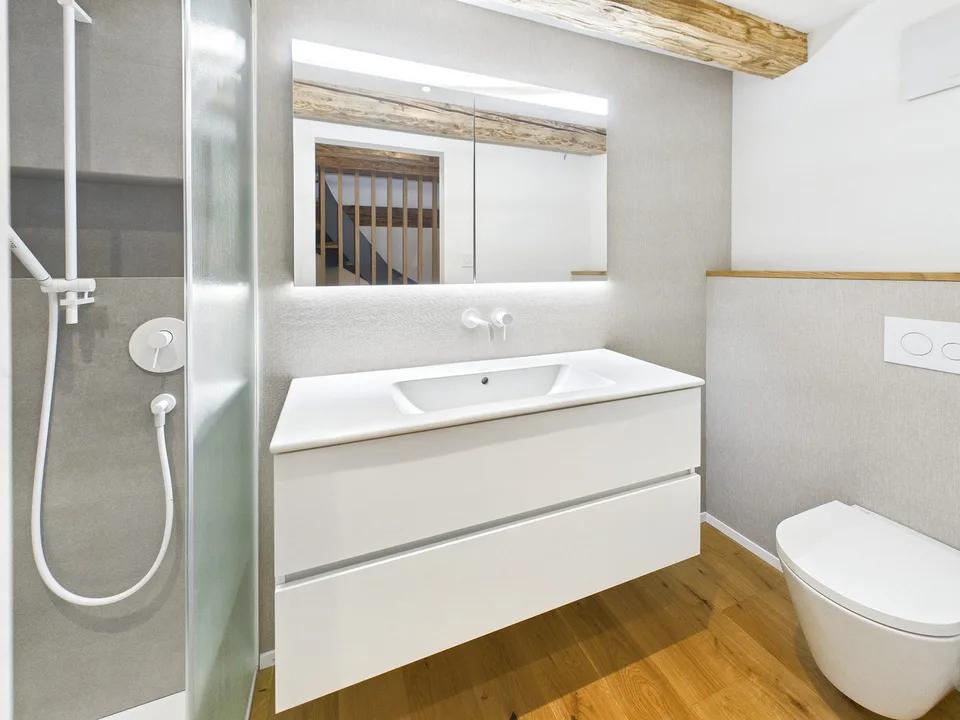 Charme e Modernità - Flarzhaus Completamente Ristrutturato con Area di Seduta Accogliente nel Cuore di Dürnten