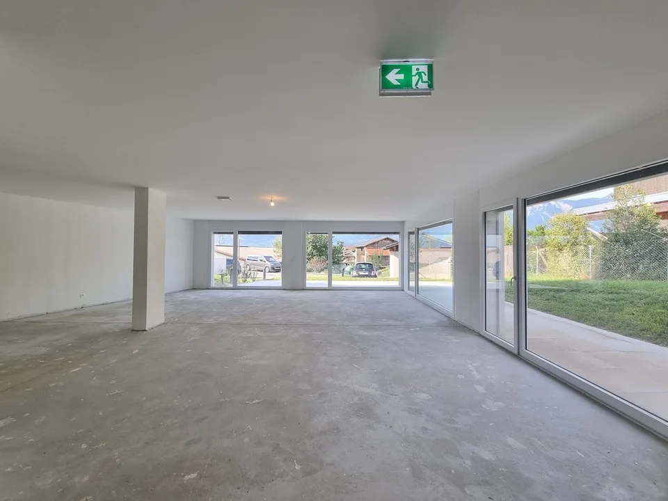 NEUF ! SURFACE COMMERCIALE DE 209 M² AVEC TERRASSE-PELOUSE