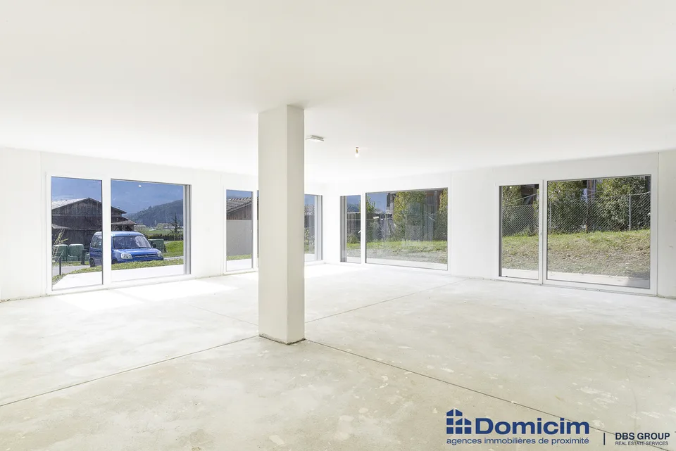 NEUF ! SURFACE COMMERCIALE DE 209 M² AVEC TERRASSE-PELOUSE
