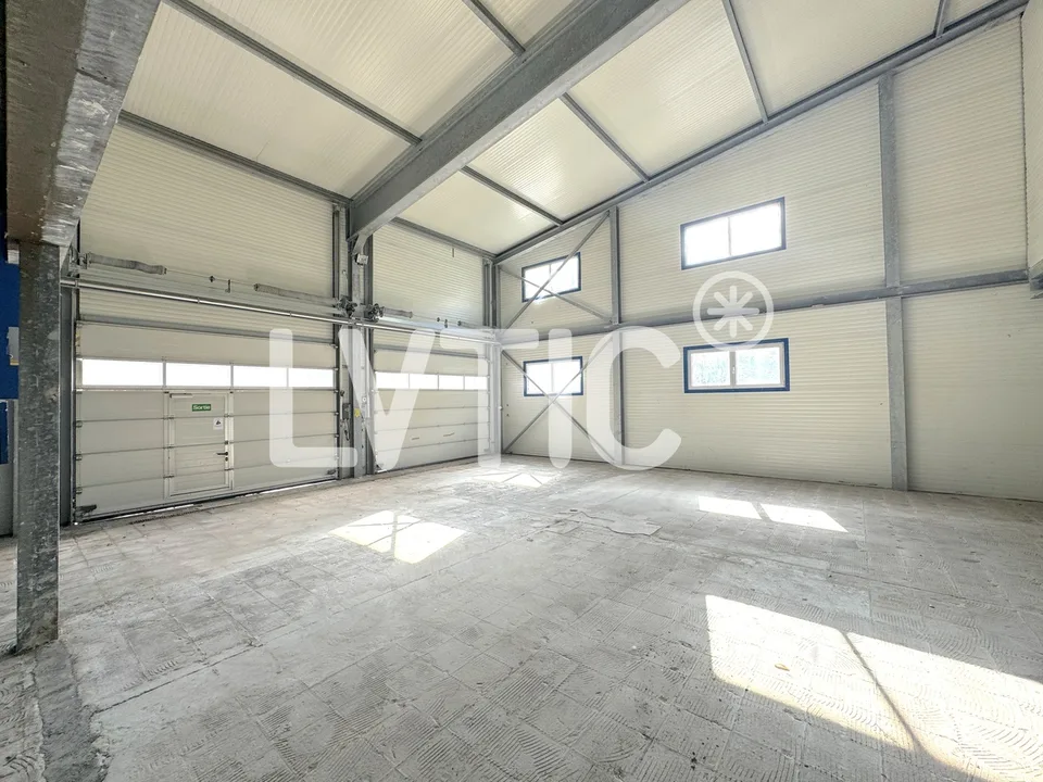 Halle de 2200 m2 sur une parcelle de 3000 m2 à vendre à Sierre