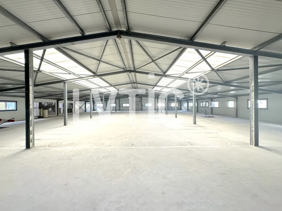 Halle de 2200 m2 sur une parcelle de 3000 m2 à vendre à Sierre