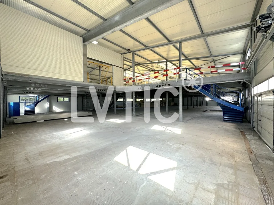 Halle de 2200 m2 sur une parcelle de 3000 m2 à vendre à Sierre