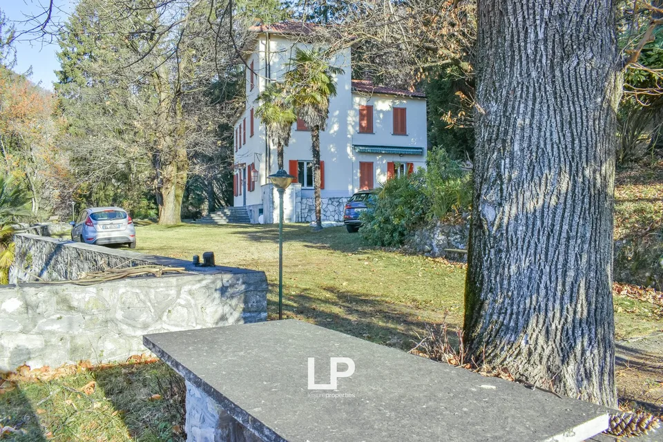 Villa with outbuilding Cittiglio