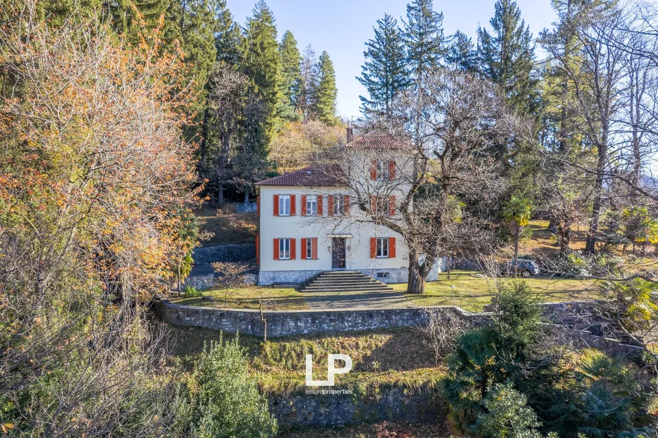 Villa with outbuilding Cittiglio