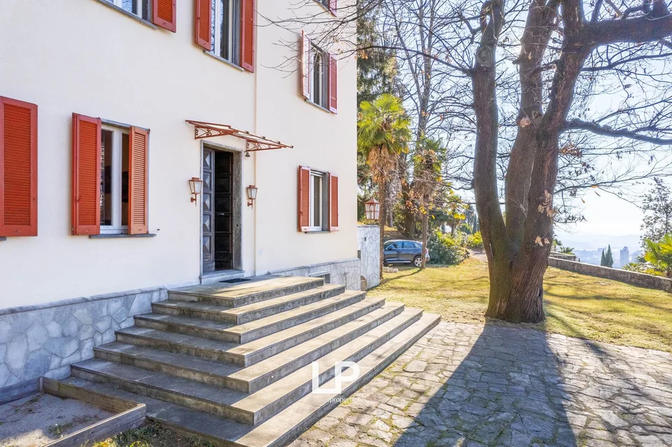 Villa with outbuilding Cittiglio