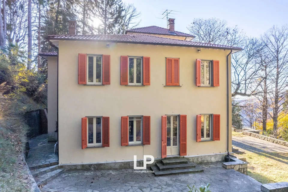 Villa with outbuilding Cittiglio