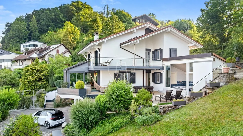 Schöne moderne Immobilie mit Panoramablick in Grandvaux