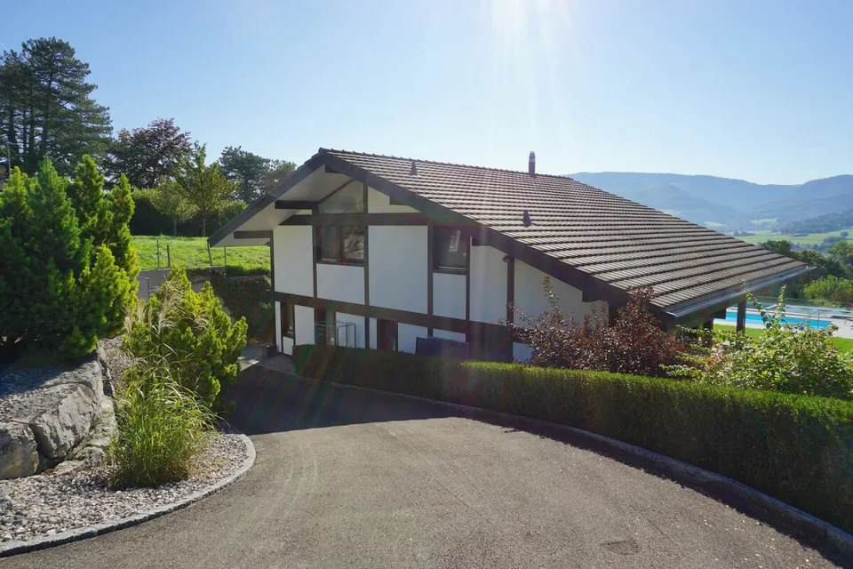 Luxuriöse Villa mit Pool und atemberaubendem Blick