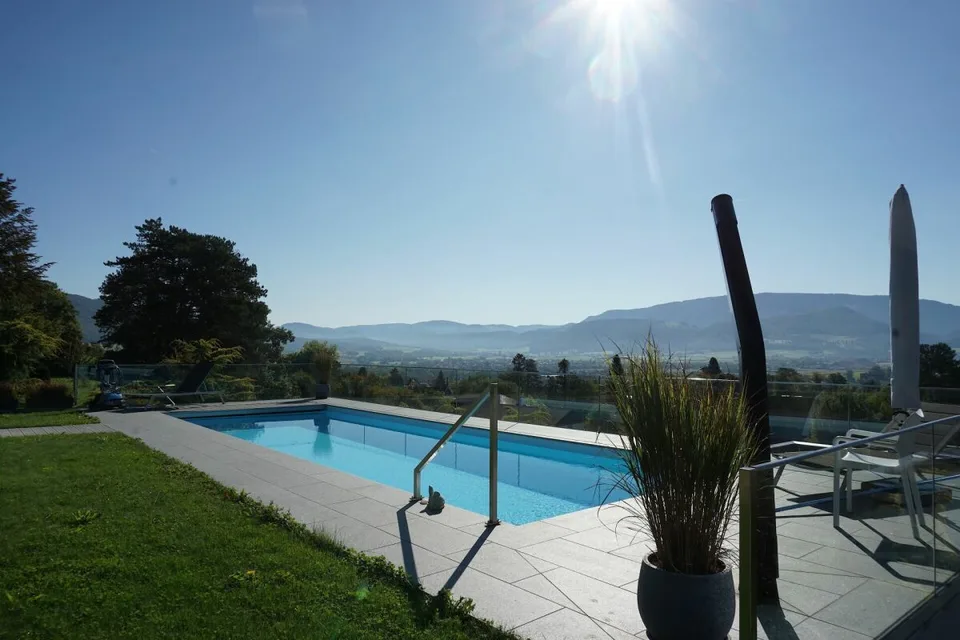 Luxuriöse Villa mit Pool und atemberaubendem Blick