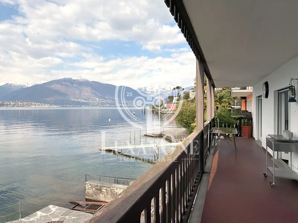 Residenza esclusiva sul lago con due unità abitative e accesso privato al lago-secondaria