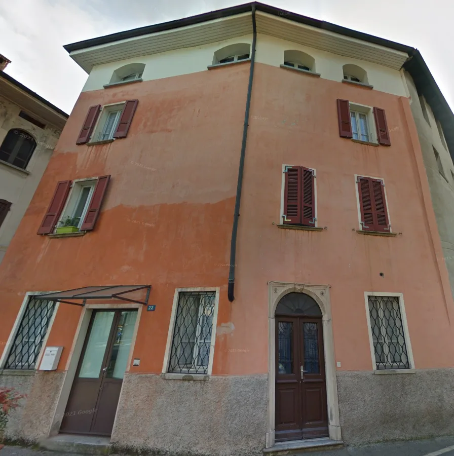 Storica casa plurifamiliare con 3 appartamenti in Piazza Grande, Riva San Vitale