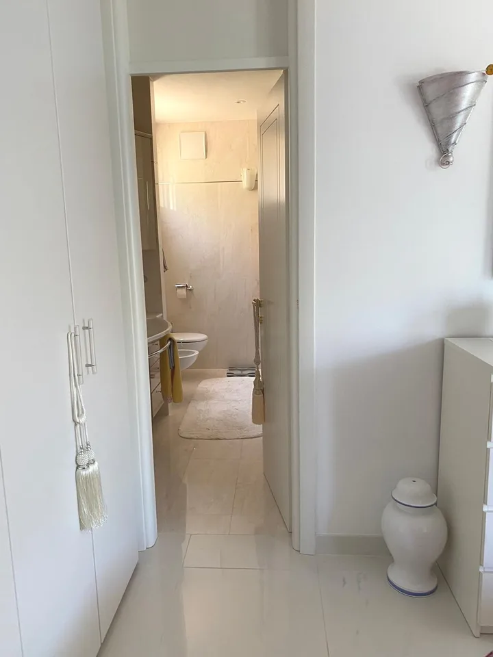 Stunning 4.5-Room Attic Apartment with Lake Views in Bissone – foto 10 di 27