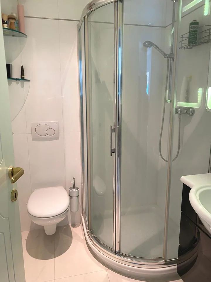 Stunning 4.5-Room Attic Apartment with Lake Views in Bissone – foto 11 di 27