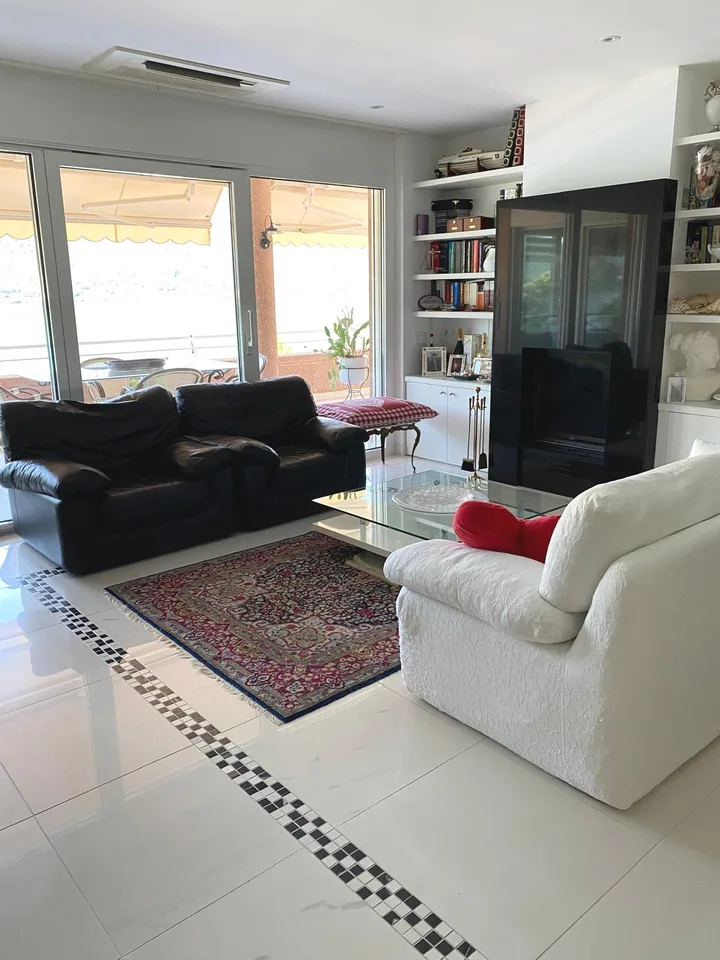 Stunning 4.5-Room Attic Apartment with Lake Views in Bissone – foto 6 di 27