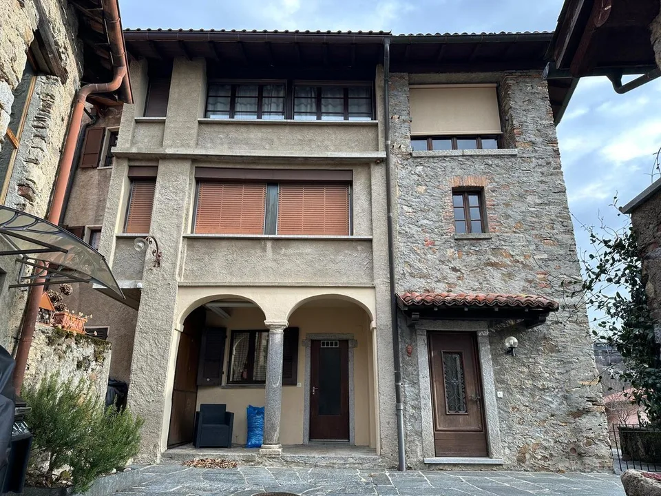 Casa bifamiliare con Rustico e giardino nel nucleo