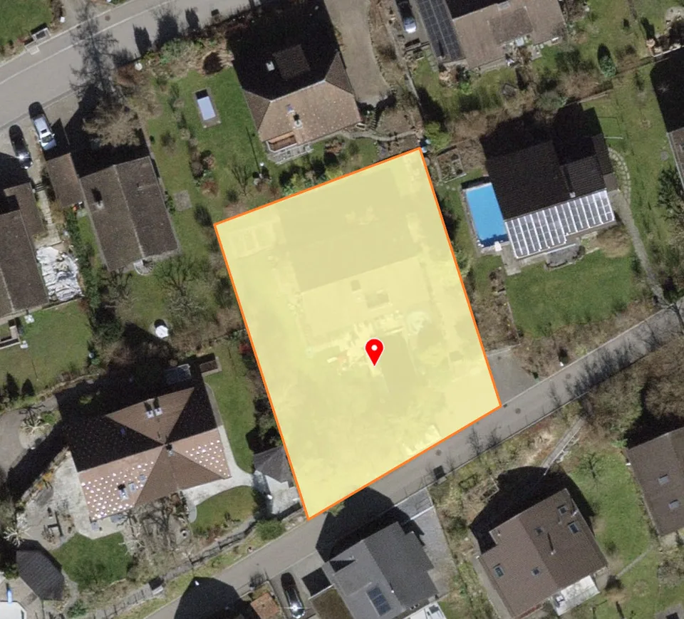 Rüti ZH,: Einfamilienhaus mit Swimmingpool in Rüti