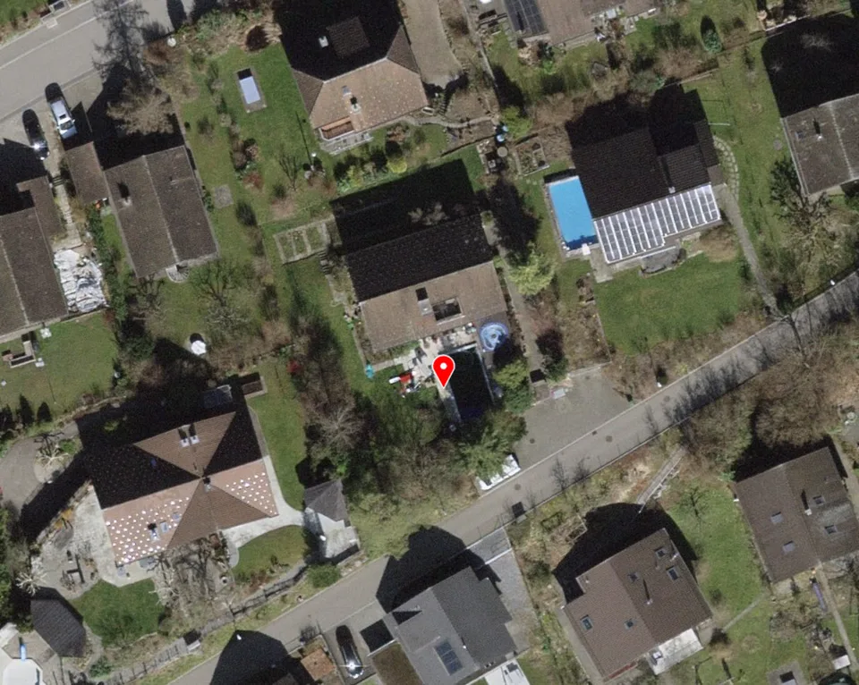Rüti ZH,: Einfamilienhaus mit Swimmingpool in Rüti