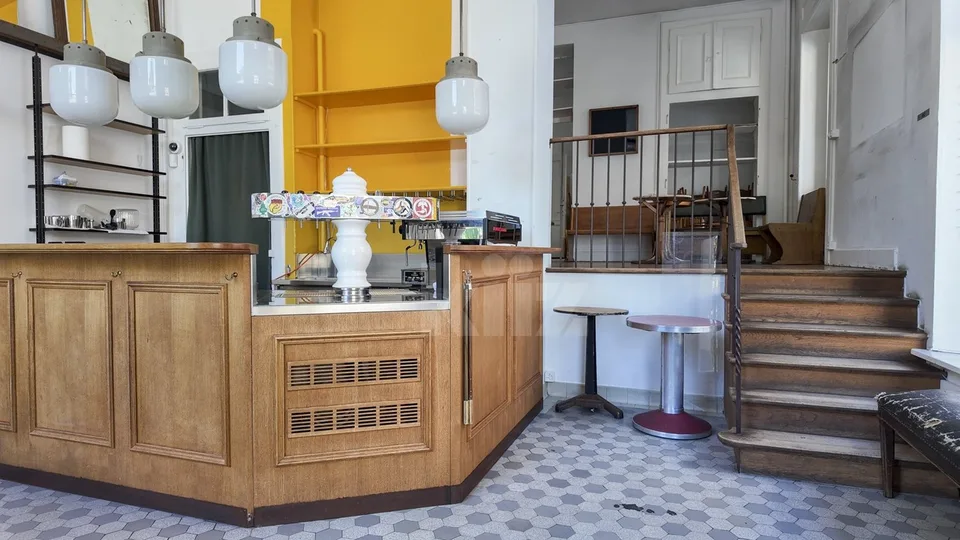 Bar mit Café Le Céleste, zwei Minuten zu Fuß vom See entfernt