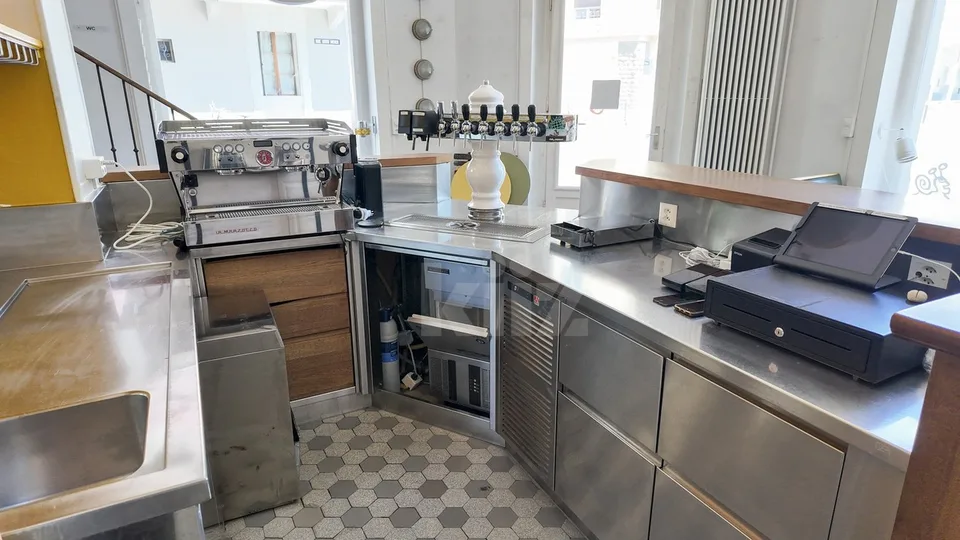 Bar mit Café Le Céleste, zwei Minuten zu Fuß vom See entfernt