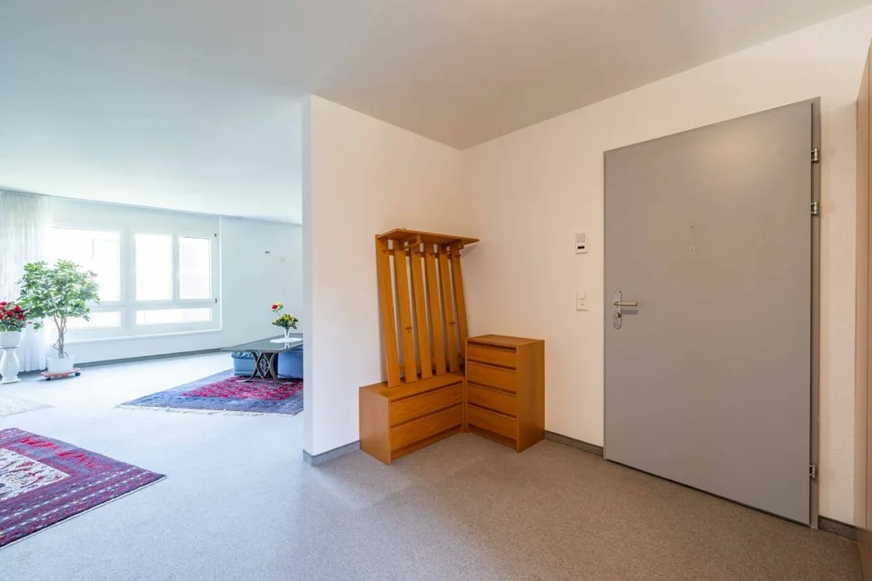 Appartement spacieux 4.5 pièces - calme, lumineux et avec vue sur le verdure.