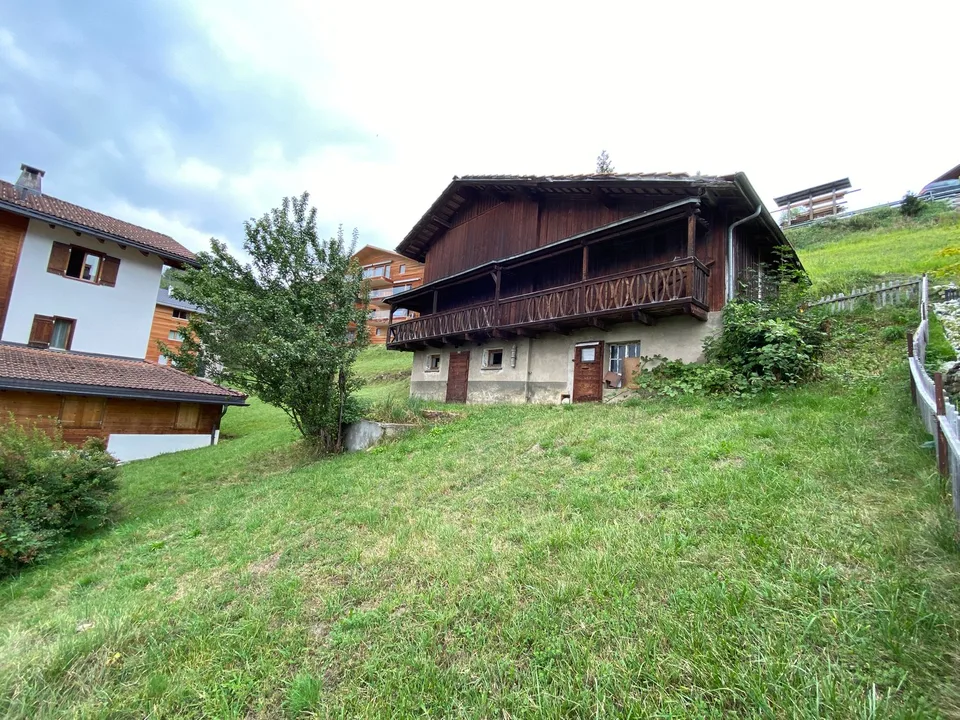 Terreno edificabile in una posizione panoramica a Cumbel