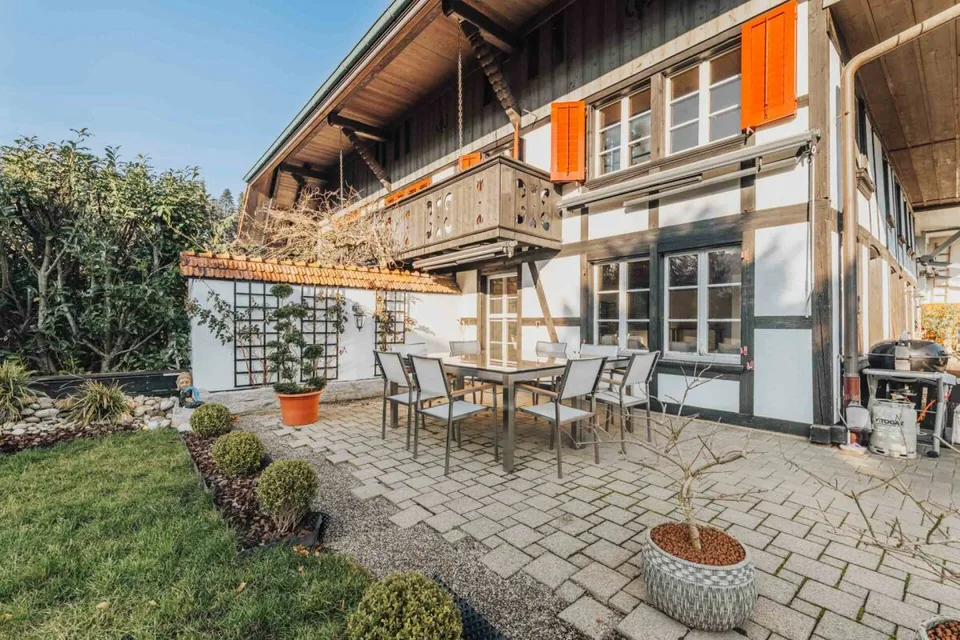 Wohnen wie im eigenen Haus: 7.5 Zimmer, 180 m2, grosser Privatgarten & Sauna