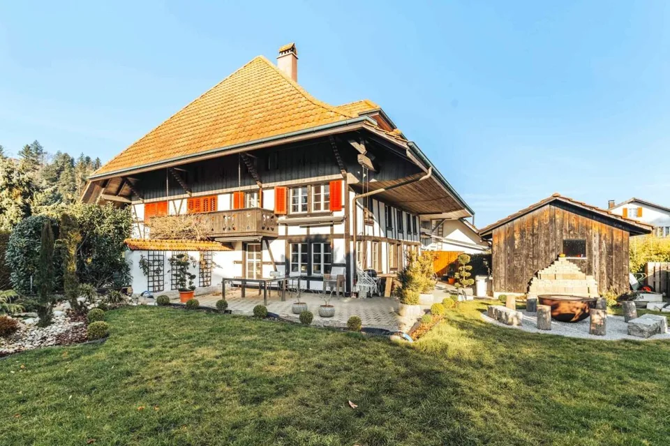 Wohnen wie im eigenen Haus: 7.5 Zimmer, 180 m2, grosser Privatgarten & Sauna