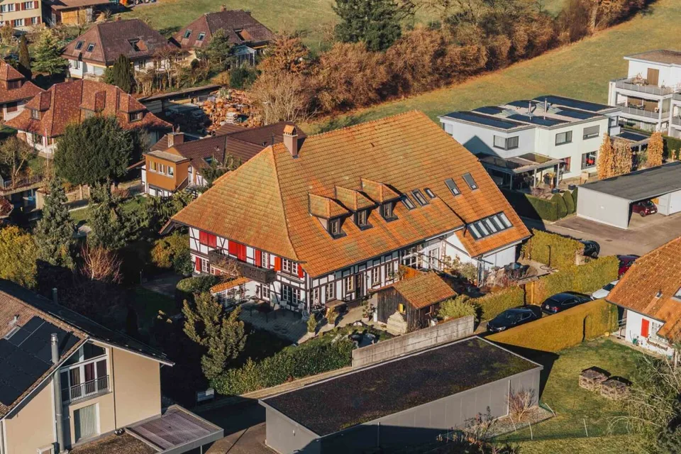 Wohnen wie im eigenen Haus: 7.5 Zimmer, 180 m2, grosser Privatgarten & Sauna