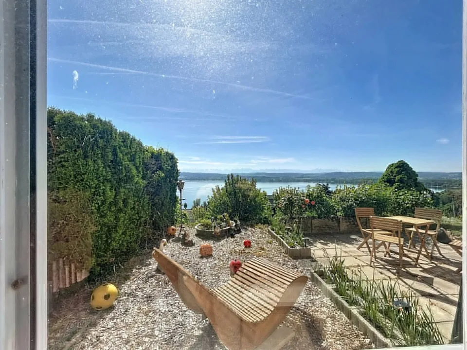 Villa with breathtaking views of Lake Morat