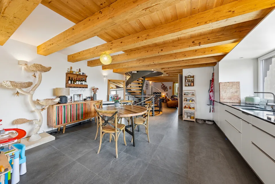 Charmanter 4,5-Zimmer-Triplex in einer renovierten Farm