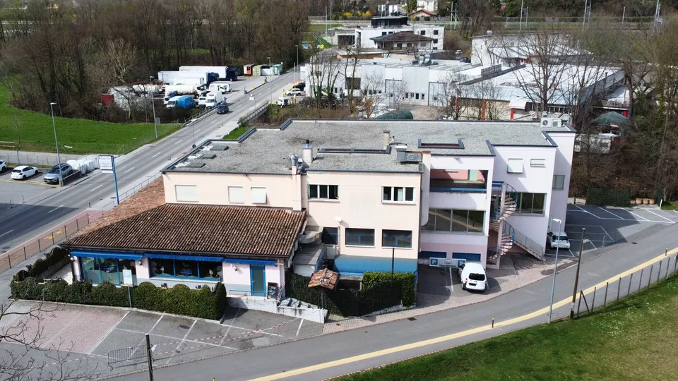 Immeuble commercial avec fonction restaurant et résidentielle – Genestrerio