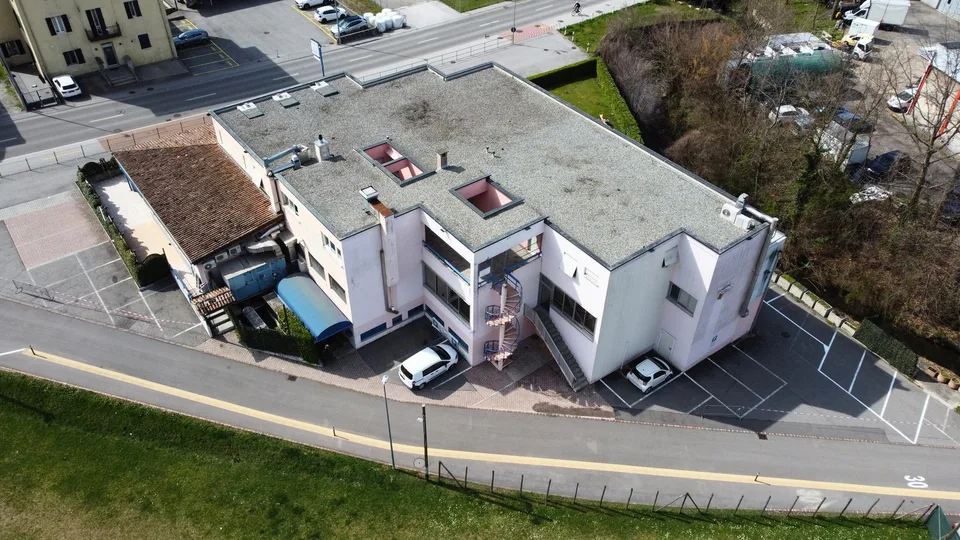 Immeuble commercial avec fonction restaurant et résidentielle – Genestrerio