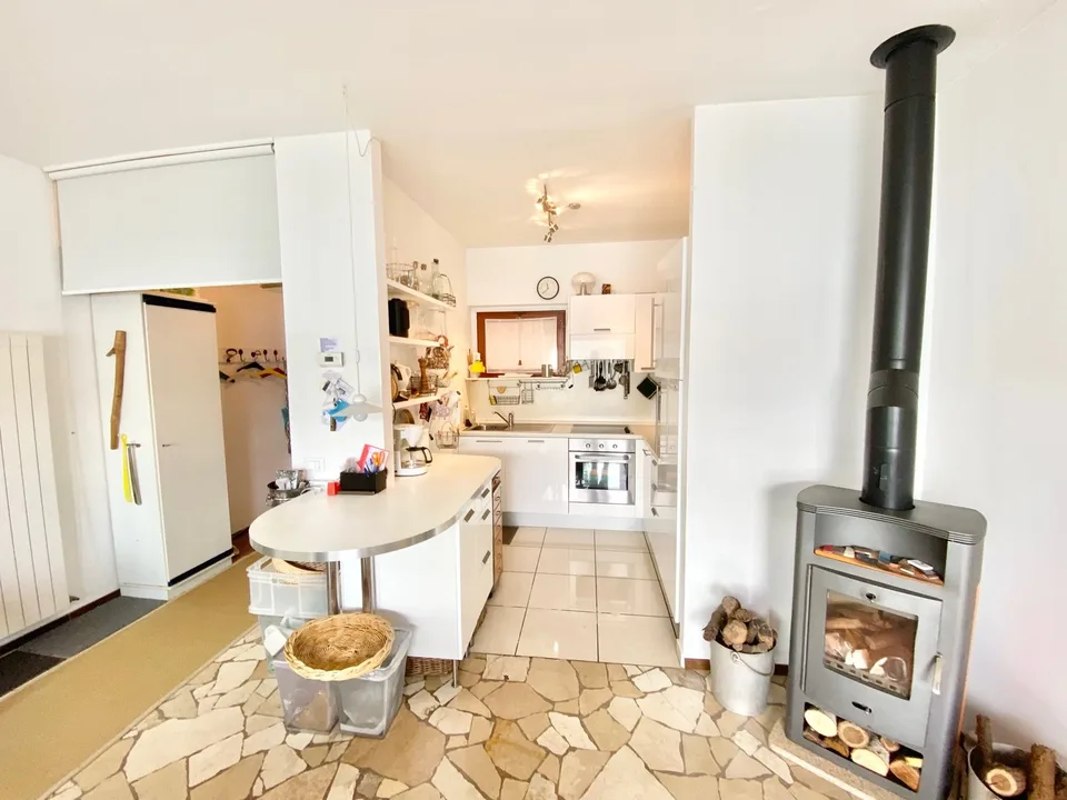 Appartamento penthouse ben curato con vista mare da sogno vicino alla spiaggia