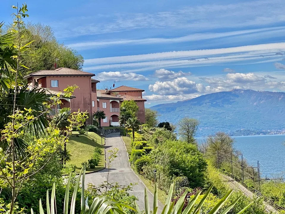 Gepflegte Penthouse-Wohnung mit Traumseeblick in Strandnähe