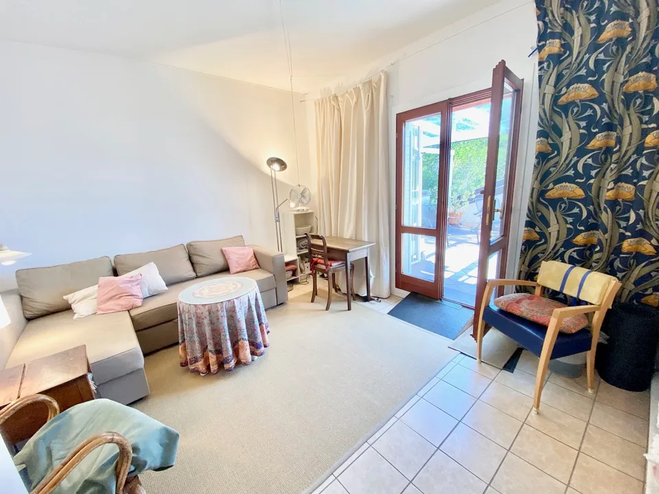Appartamento penthouse ben curato con vista mare da sogno vicino alla spiaggia