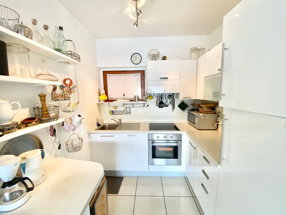 Appartamento penthouse ben curato con vista mare da sogno vicino alla spiaggia