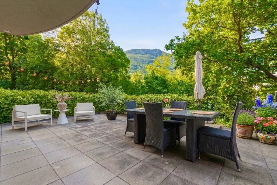 Moderne Wohnung mit grosser Terrasse im Grünen